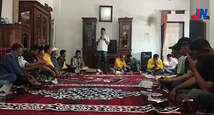 Calon Bupati Pesawaran Supriyanto menyampaikan pidato di acara konsolidasi tim pemenangan di Tempel Rejo.