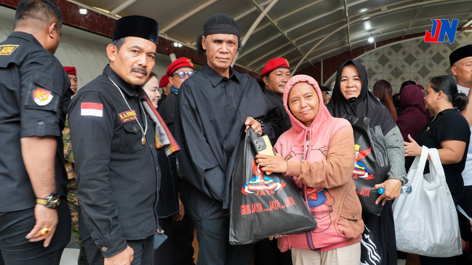 Hercules Rosario Bagikan Ribuan Paket Sembako di Jakarta Barat